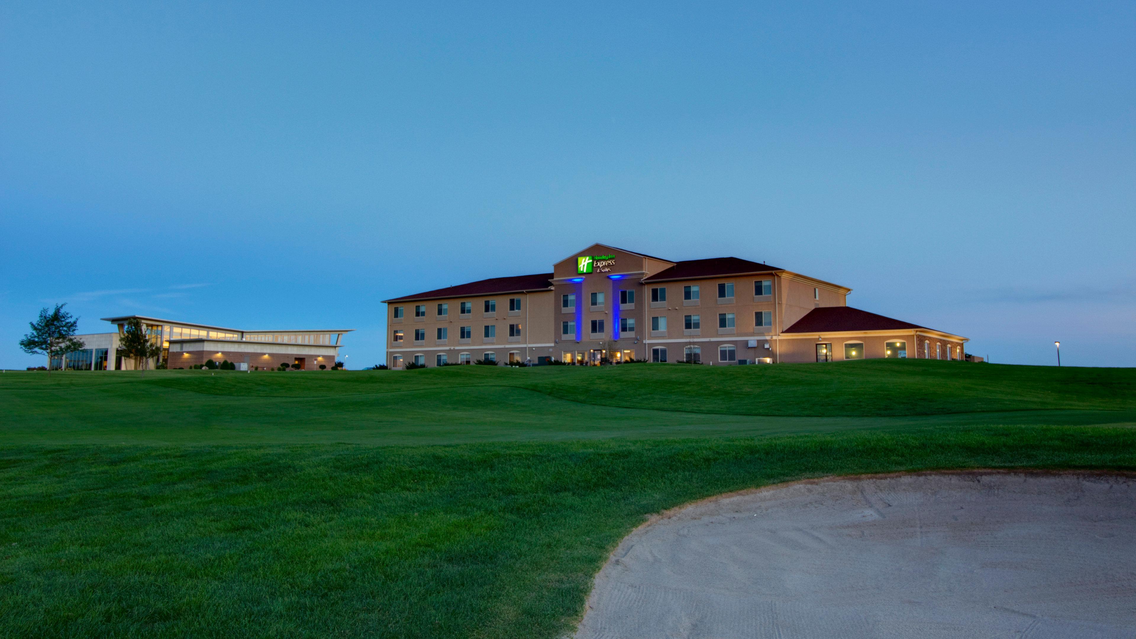 Holiday Inn Express & Suites Sioux Center, An Ihg Hotel Exterior photo