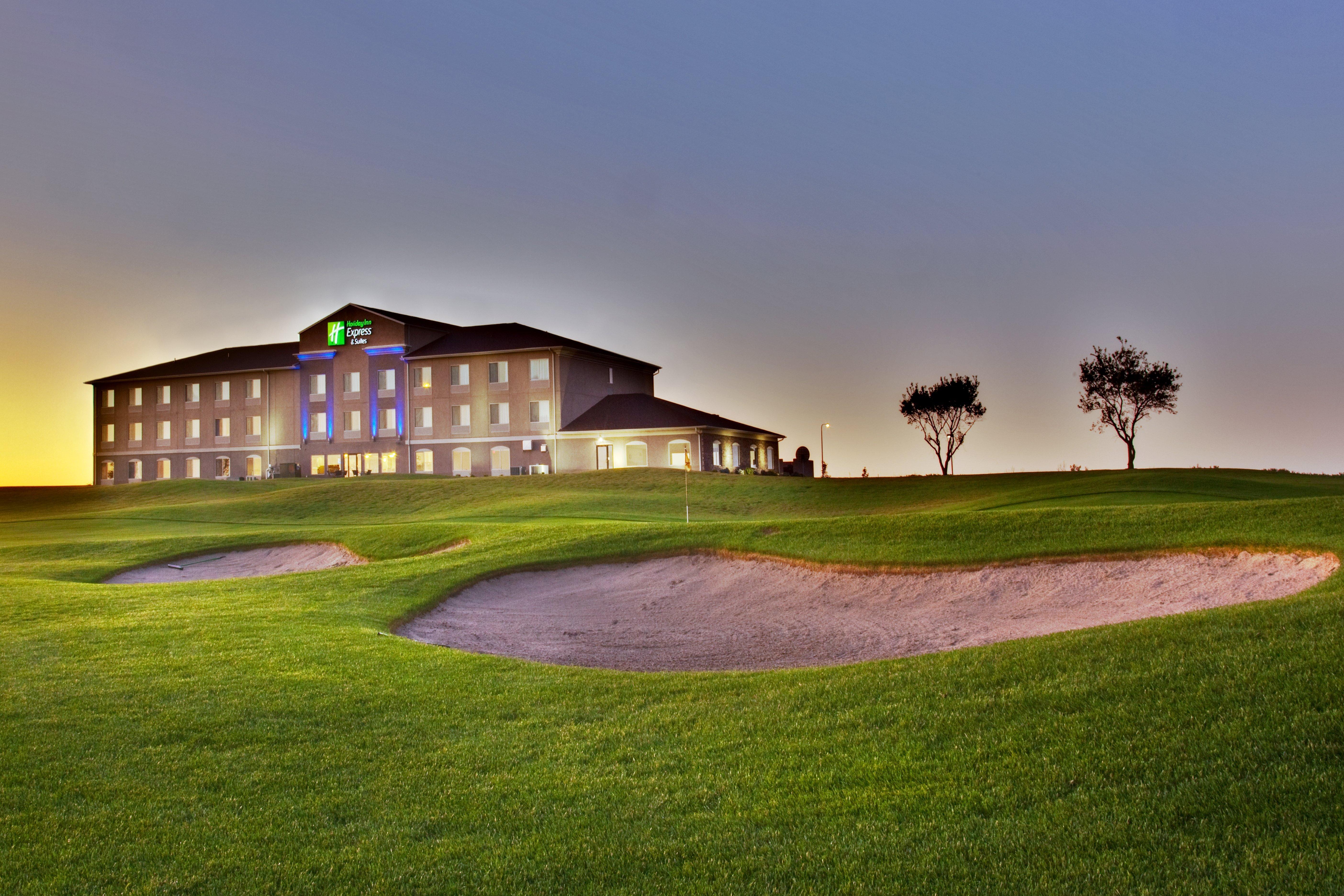 Holiday Inn Express & Suites Sioux Center, An Ihg Hotel Exterior photo