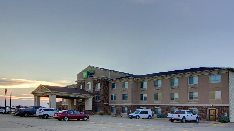 Holiday Inn Express & Suites Sioux Center, An Ihg Hotel Exterior photo